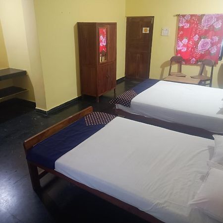 Radhabai Hotel Arambol Rum bild